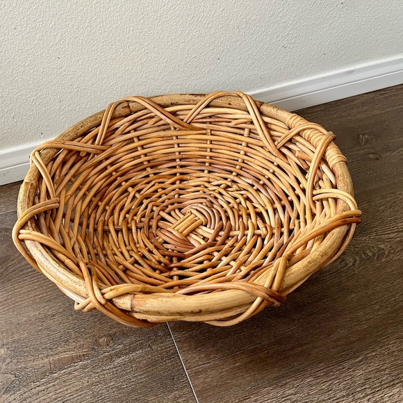 Vintage handwoven round wicker basket - Picture 6 of 9